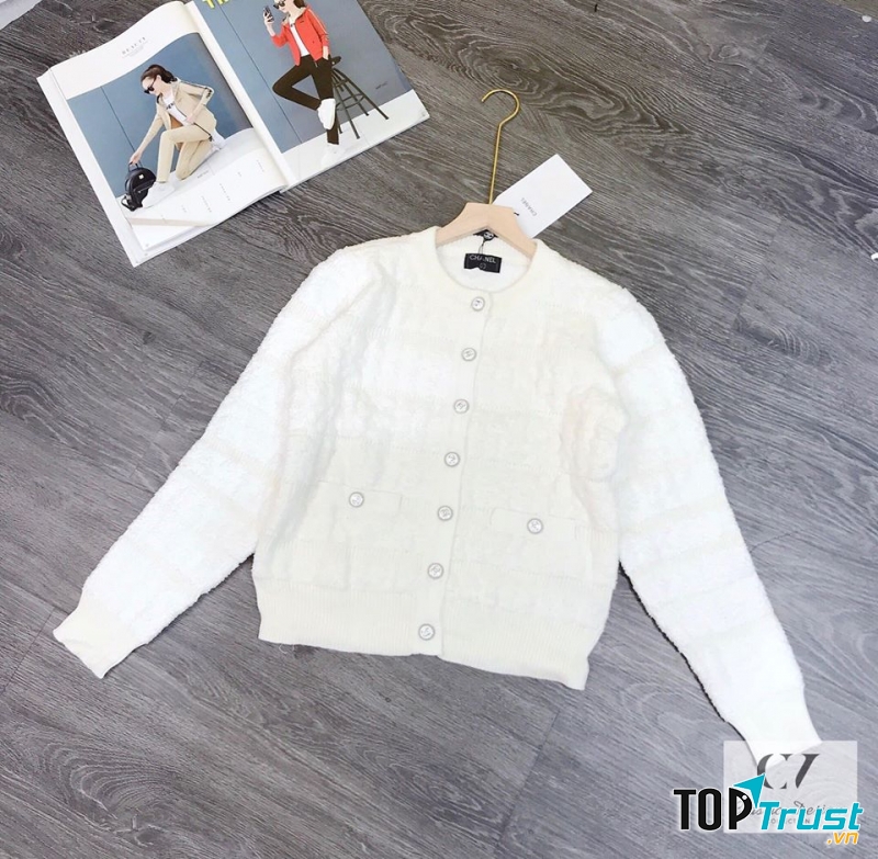 Khoác len chanel tại Huyền Mizs