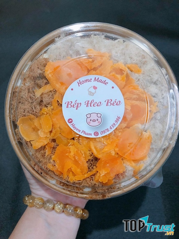 Với 60 000 đồng, bạn sở hữu ngay một chiêc bánh bông lan trứng muối