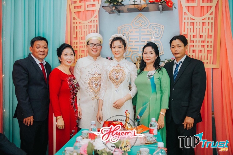 Studio có sẵn các kiểu dáng mẫu áo dài để bạn lựa chọn