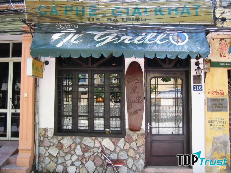 Il Grillo nhìn từ bên ngoài