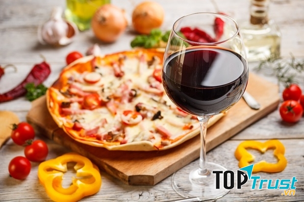 Pizza margarita và rượu vang Ý