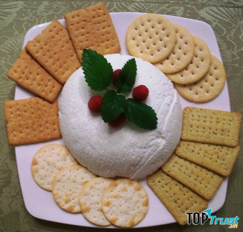 Ricotta( phomat) mềm mịn có màu trắng, vị hơi ngọt và rất ít béo.