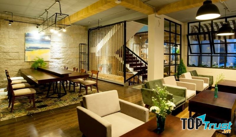 Quán sử dụng tone vàng trầm ấm