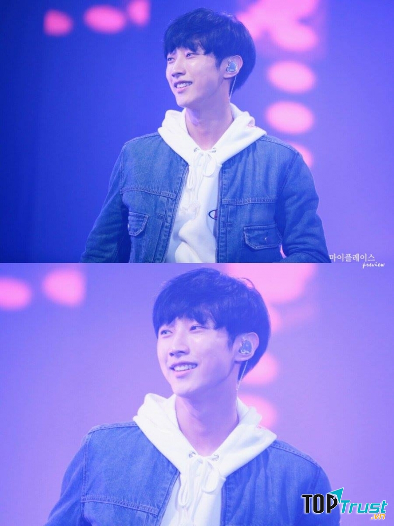 Jin Young gây dấu ấn trong lòng fan bởi gương mặt điển trai và nụ cười ấm áp.