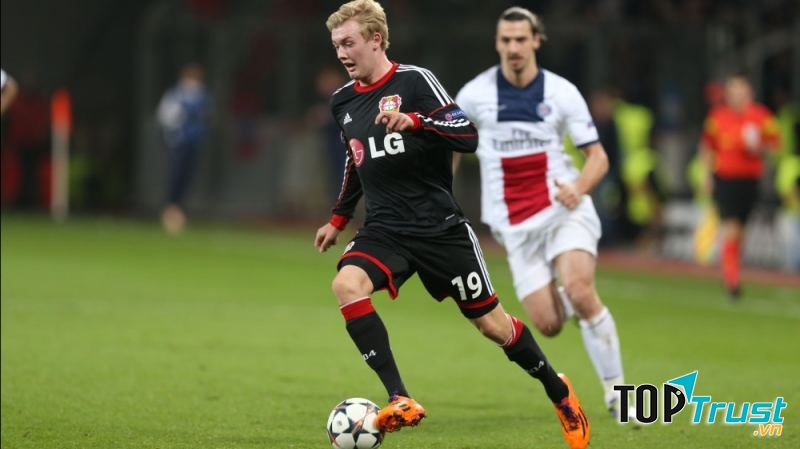 Ibrahimovic đang đuổi theo Julian Brandt trong tình huống bóng