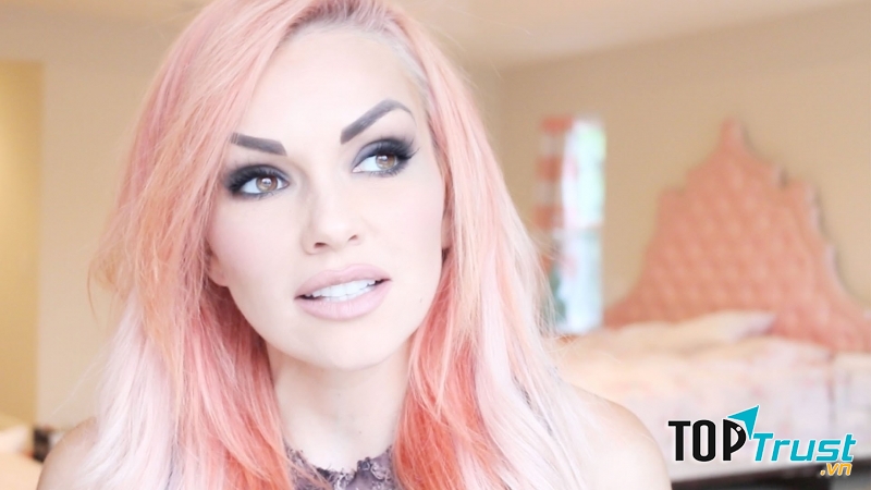 Kandee Johnson là một Beauty Blogger nổi tiếng nhờ khả năng hóa trang cực kì điệu nghệ.