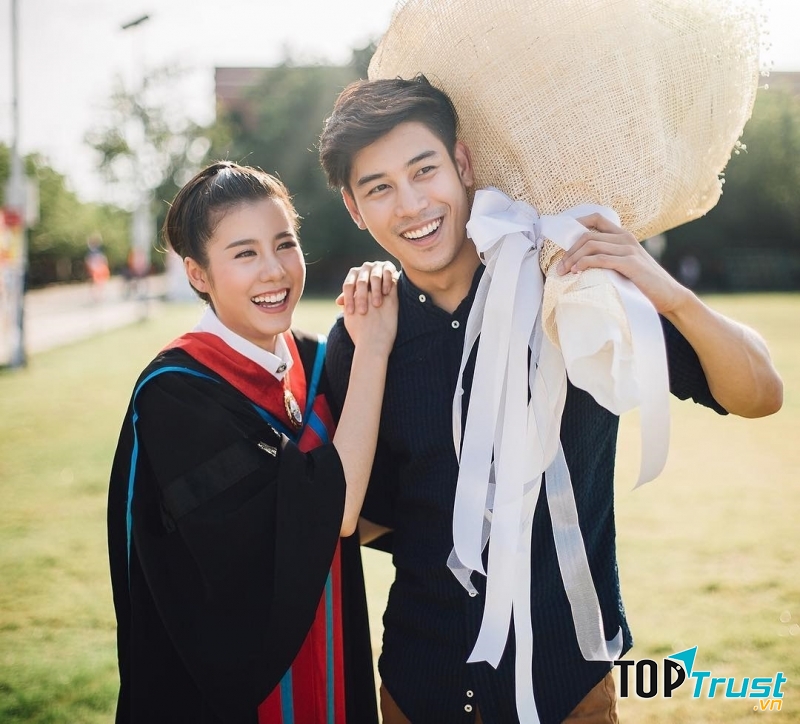 Chàng trai ngọt ngào tới chúc mừng ngày tốt nghiệp của cô bạn gái xinh đẹp Esther