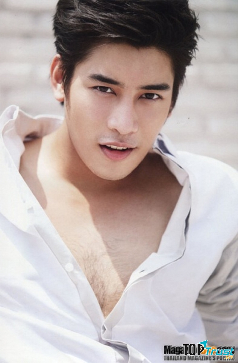 Ken với gương mặt hài hòa và nụ cười thân thiện