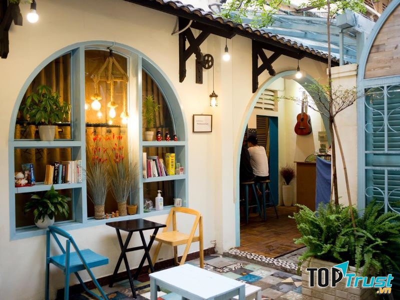 Quán sử dụng gam màu xanh vàng là chủ yếu