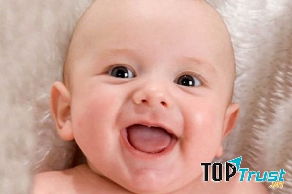 Đến 3 tháng tuổi bé mới bắt đầu học cười