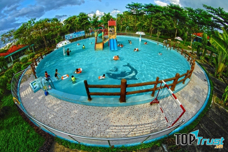 Hồ bơi ngoài trời tại khu du lịch