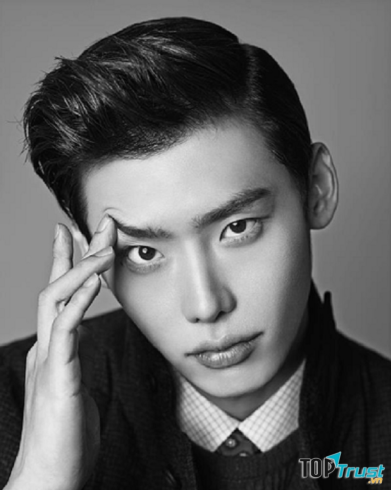 Lee Jong Suk cuốn hút với kiểu tóc pompadour