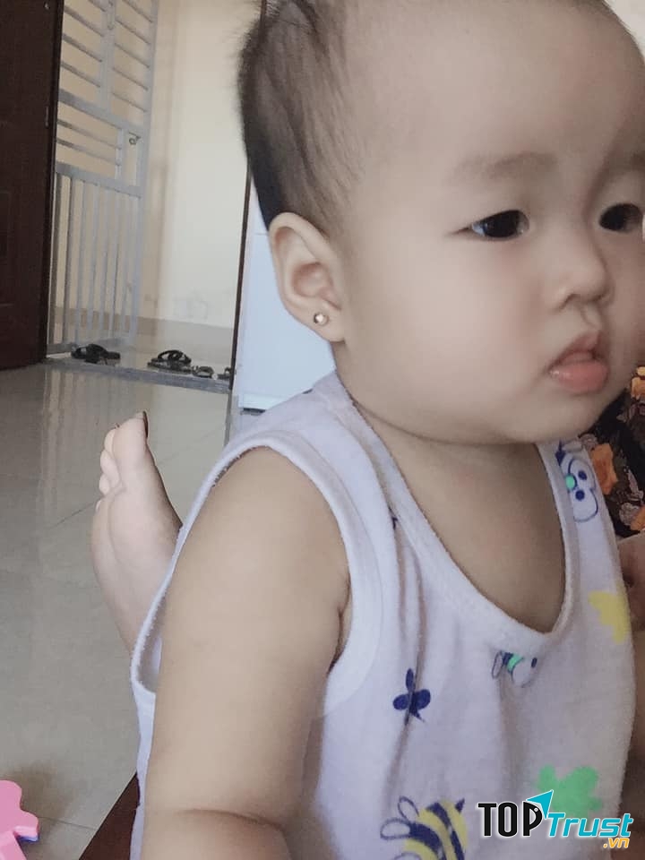 Bấm khuyên cho bé yêu tại Kim Dung