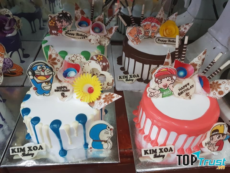 Có nhiều mẫu bánh cho khách hàng lựa chọn. Những chiếc bánh đều có màu sắc tươi sáng, phù hợp với trẻ em