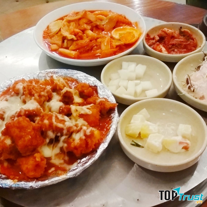 King Dakgalbi là một chuỗi các nhà hàng về các món ăn Hàn Quốc với các món ăn thu hút giới trẻ như: kimpab, mỳ đen, bánh gạo và đặc biệt phải nhắc đến món gà xào phomai ngon tuyệt hảo. 