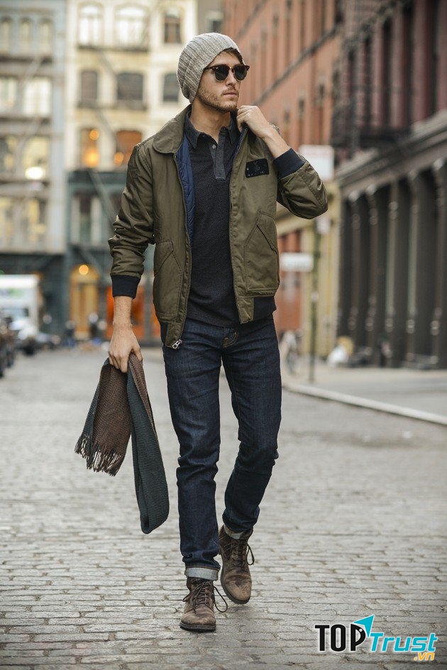 Bên cạnh áo khoác đen thì kính mát được xem như là một trong những phụ kiện không thể thiếu của cánh mày râu.