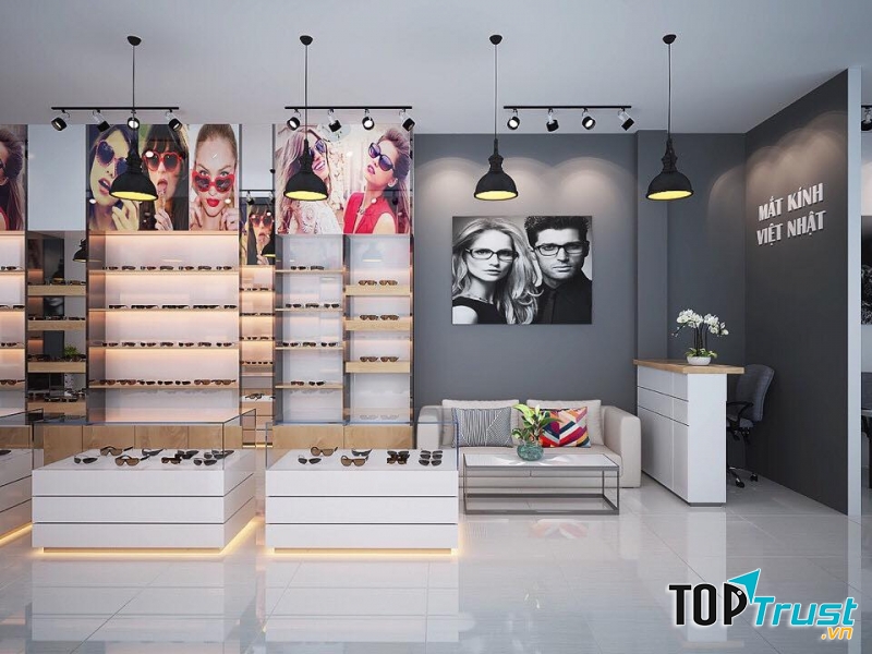 Mắt Kính Việt - Nhật còn được trang bị hệ thống máy móc thiết bị hiện đại bậc nhất, đội ngũ kỹ thuật viên khúc xạ và nhân viên tư vấn bán hàng được huấn luyện và đào tạo tốt
