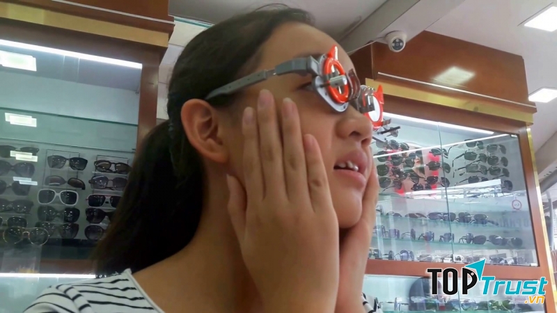 Đo mắt cận mua kính