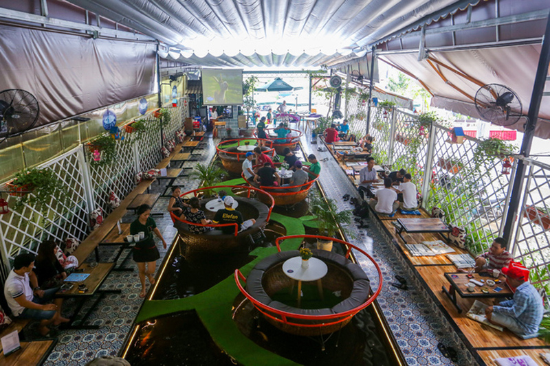 Không gian quán rất rộng và thiết kế đặc biệt