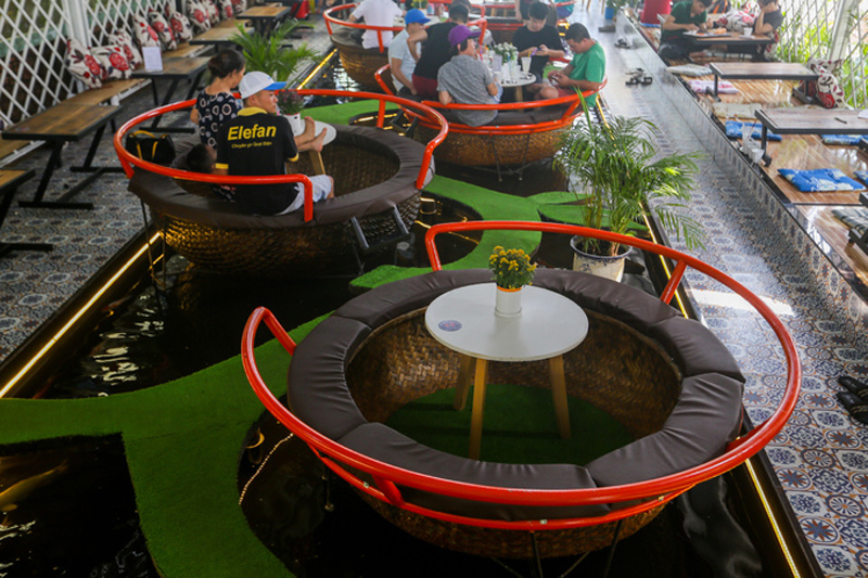 Những chiếc thuyền thúng trở thành chỗ ngồi uống cà phê độc đáo