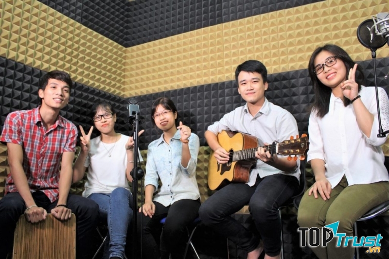 Nhóm học sinh đang thu âm tại Ksmedia.vn