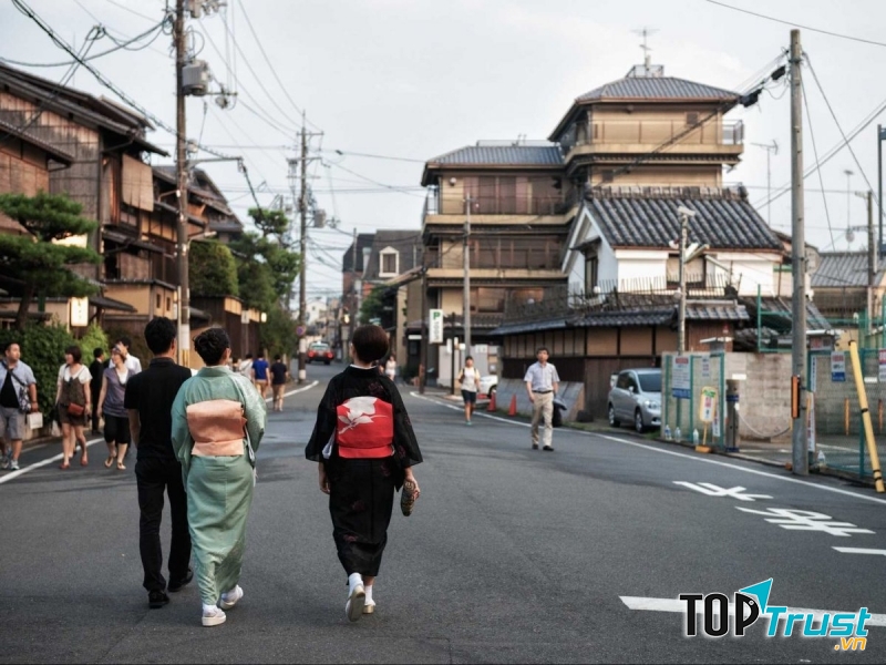 Tản bộ dọc theo những con đường và ngắm nhìn phong cảnh.