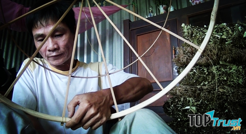 Làm khuôn nón là công đoạn khó nhất. Ảnh: Thế Anh