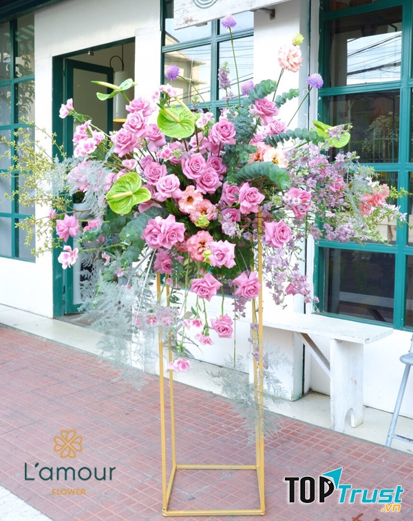 Kiểu dáng thanh lịch - kệ hoa chúc mừng