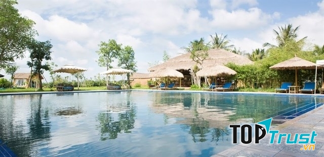 Hồ bơi tại khu du lịch