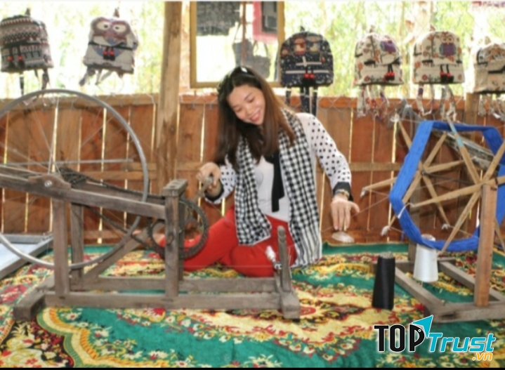 Trải nghiệm dệt vải tại làng Văn Hóa Người Chăm