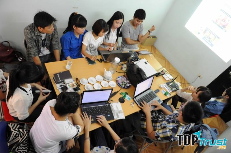 Họp nhóm cần có laptop