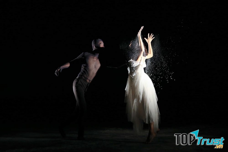 Một hình ảnh đầy ấn tượng trong MV Lâu đài cát