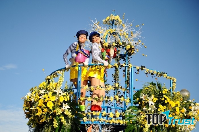 Các cô gái xinh đẹp đứng trên xe tham dự trận chiến muôn hoa