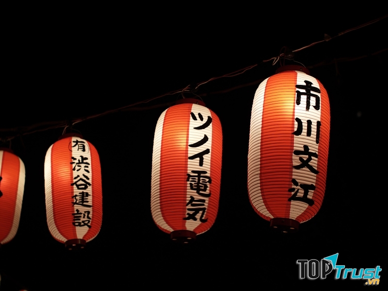 Lễ hội thường dùng lồng đèn màu đỏ và trắng