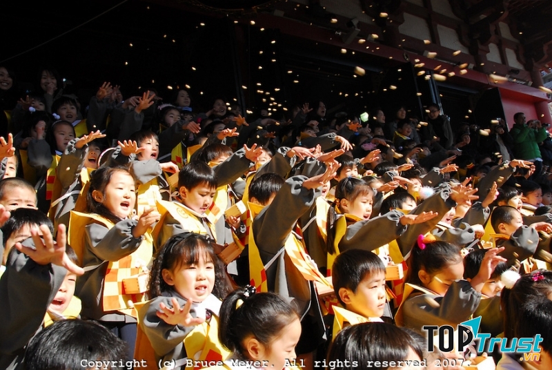 Trẻ em rất hào hứng khi được hòa mình vào lễ hội này