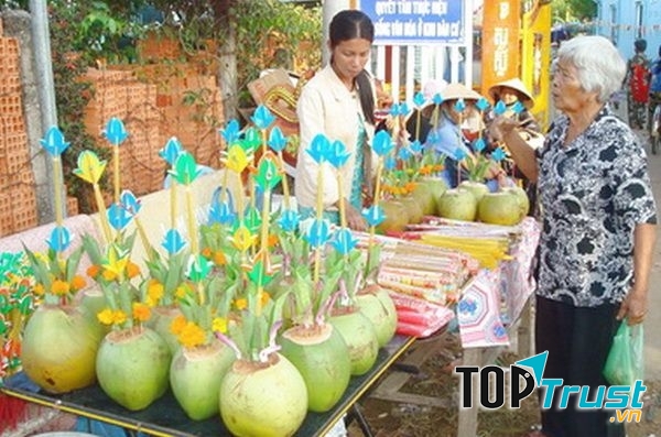 Có tên lễ hội Cúng Dừa vì ai cũng cúng một cặp bình bông làm bằng trái dừa