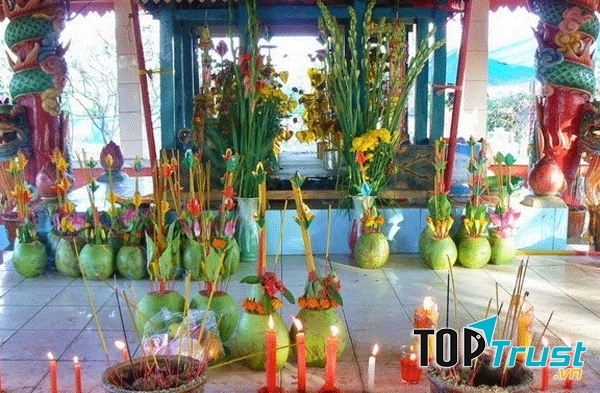 Bày lễ vật dâng cúng