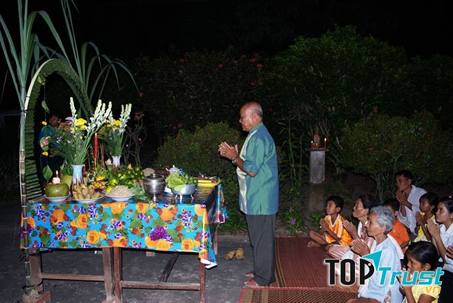 Bà con đang làm lễ cúng Trăng