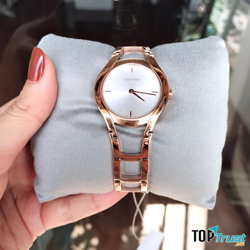 C.KLein tone vàng hồng nịnh da cùng kiểu dáng lắc tay cho bạn gái thêm sự tự tin, lôi cuốn