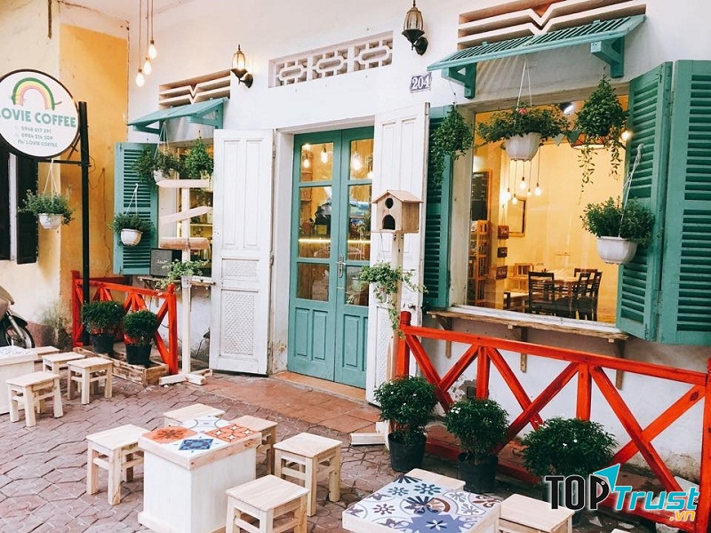 Bạn có thể vừa nhâm nhi cà phê vừa thưởng thức bánh trong không gian nhẹ nhàng, lãng mạn