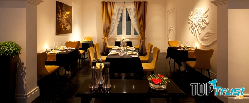 Không gian nhà hàng rất sang trọng với nội thất cổ điển
