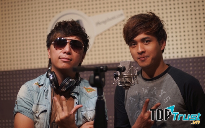 Hai ca sỹ Minh Vương Và Hồ Quang Hiếu tại M Talk Studio