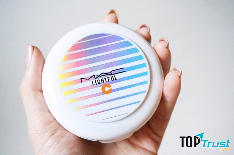MAC Lightful C Quick Finish Compact cực kỳ phù hợp với làn da dầu