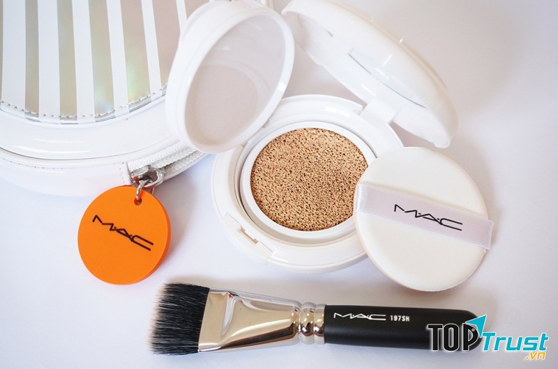 MAC Lightful C Quick Finish Compact chắc chắn sẽ mang lại những trải nghiệm thú vị