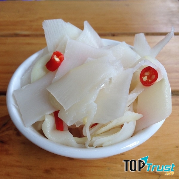 Những lát măng vàng ươm giòn tan ngâm với tỏi ớt, vừa thơm, vừa cay ăn kèm với các món khác vừa ngon lại không ngấy.