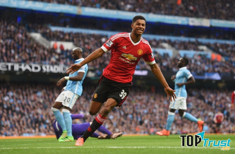 Marcus Rashford ghi bàn trong trận Derby Manchester mùa giải trước