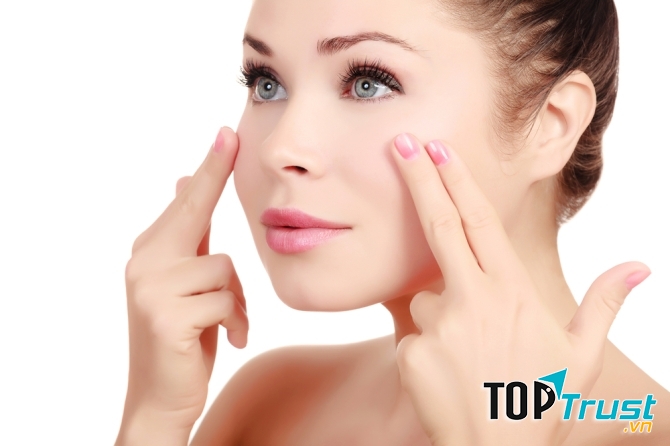 Trong thời gian nghỉ giải lao, bên cạnh việc đi lại và co giãn chân tay, hãy thực hiện một vài bài tập massage cho đôi mắt.