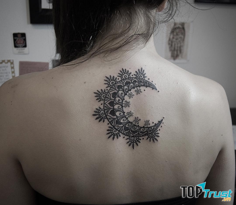 Tattoo trăng khuyết đơn giản mà cá tính cũng sẽ khiến các bạn trẻ yêu thích bởi sự cá tính của chính nó.