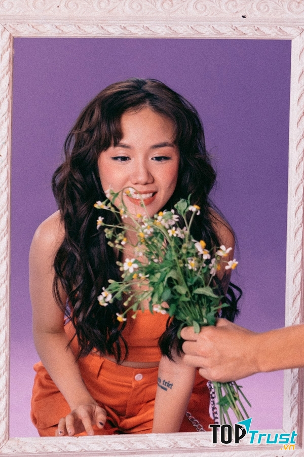 Phương Ly chọn cách quay MV đứng đầy khác lạ