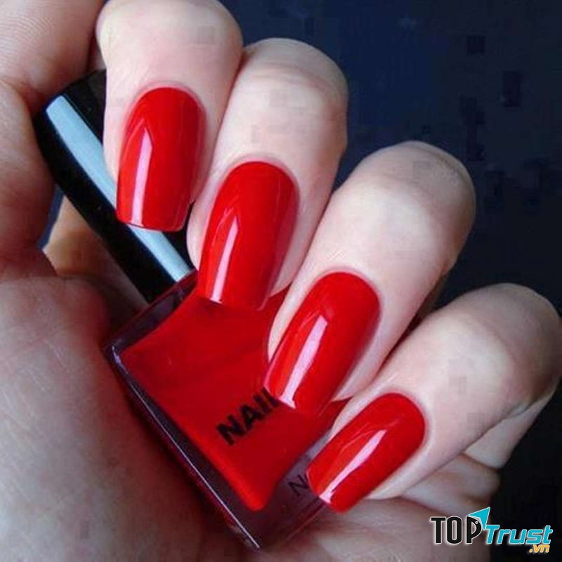 Màu đỏ tươi phù hợp với làn da trắng